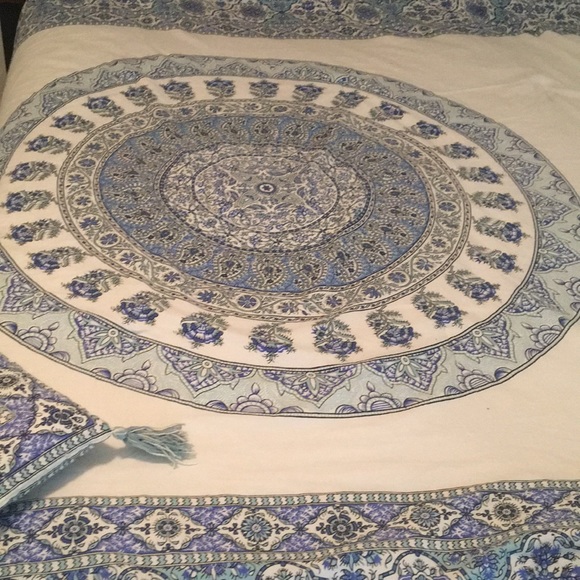 SALE URBAN OUTFITTER TWIN SIZE MEDALLION COMFORTER - Picture 8 of 8